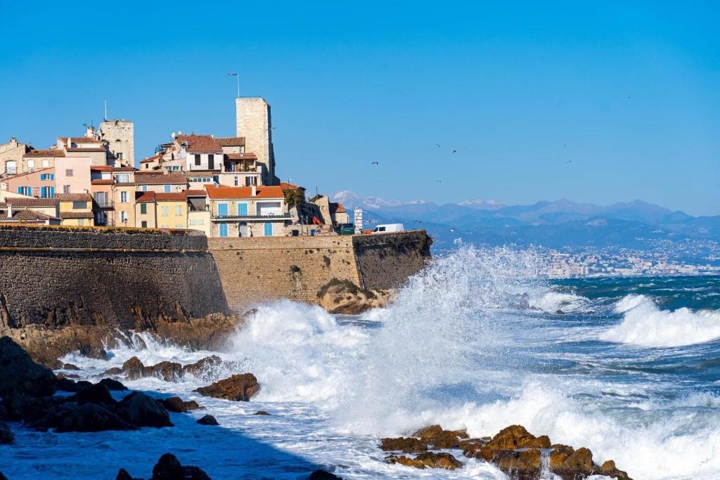 une vue sur l'océan avec des vagues et des bâtiments dans l'établissement NiceStudio with air conditioning minimum 7 nights, à Antibes