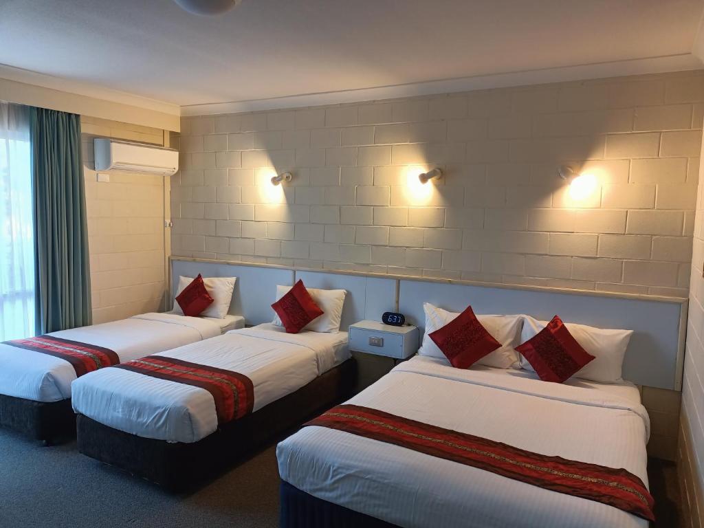 Postel nebo postele na pokoji v ubytování Admiral Nelson Motor Inn
