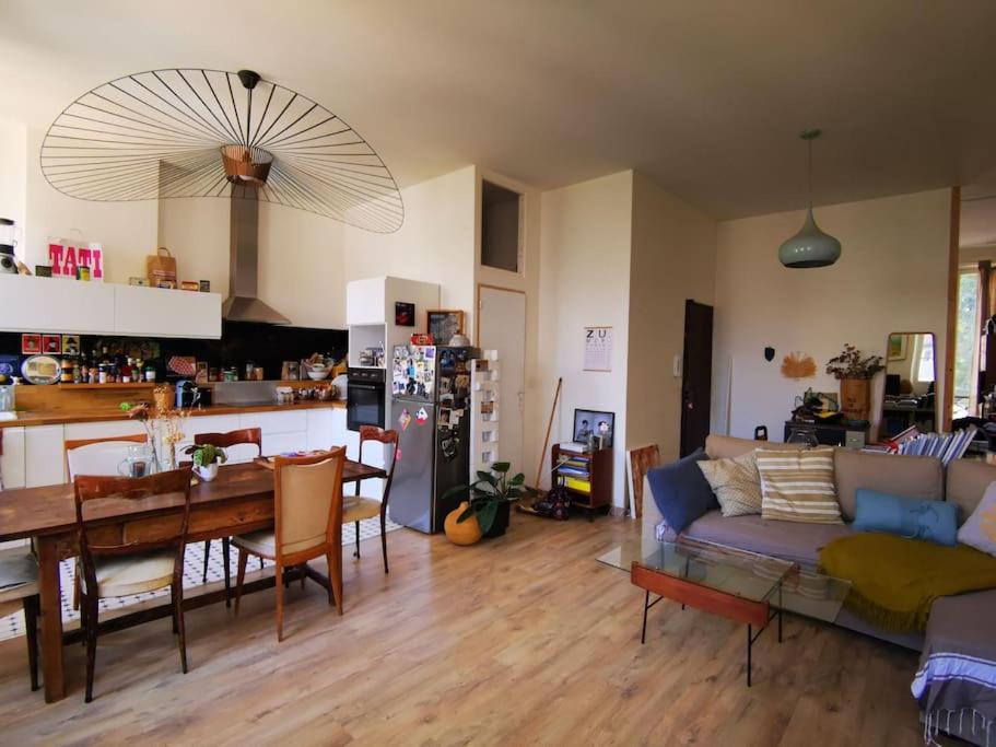 un salon et une cuisine avec un canapé et une table dans l'établissement Marseille appartement spacieux et lumineux, à Marseille