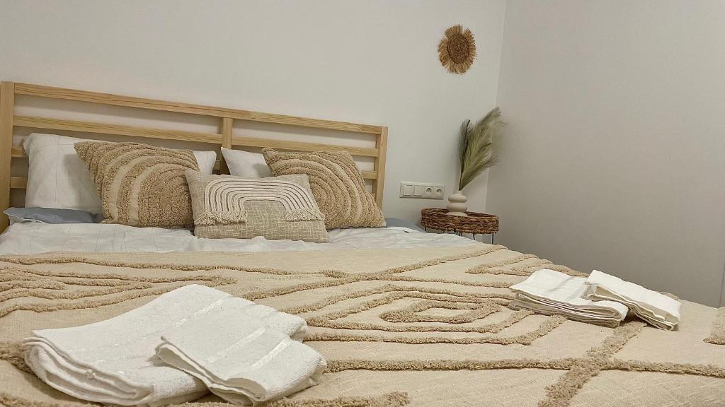 克雷廷加的住宿－Saulužės guolis，一间卧室配有带毛巾的床