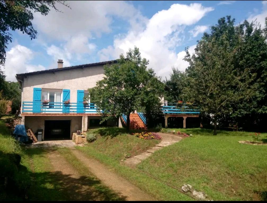 ein Haus mit einer Veranda und einem Hof in der Unterkunft Maison d'hôtes naturiste in Ville-sur-Yron