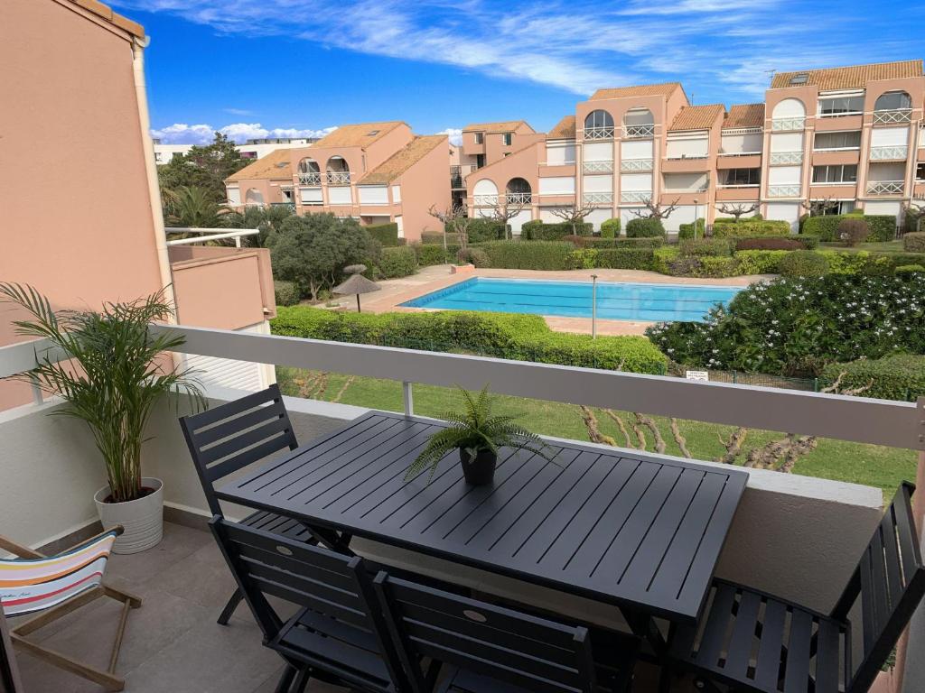 Bazén v ubytování Appt T2, Piscine, la Plage à 130m! Parking privé clos, Lave-linge, Lave-vaisselle, Draps, Linge et Ménage inclus! nebo v jeho okolí