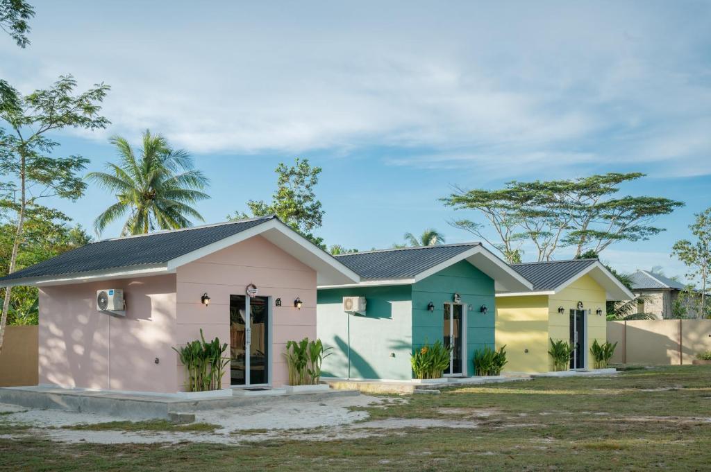 a row of houses in a yard at The Byan House Villa In Belitung in Tanjungpandan