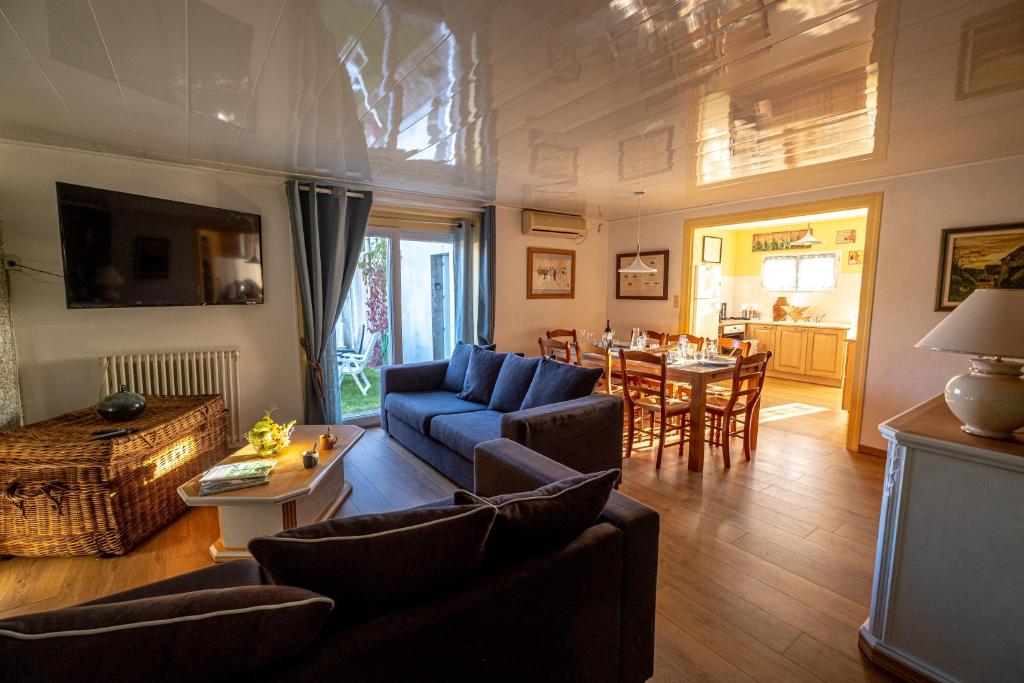 un salon avec un canapé bleu et une table dans l'établissement Cœur de Charente maritime, le grand horizon, à Saint-Germain-de-Marencennes