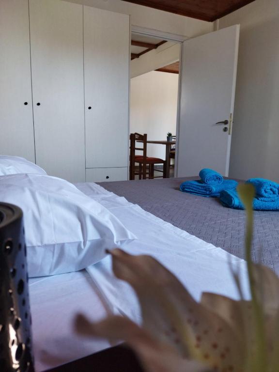 Postel nebo postele na pokoji v ubytování Cosmitsa House