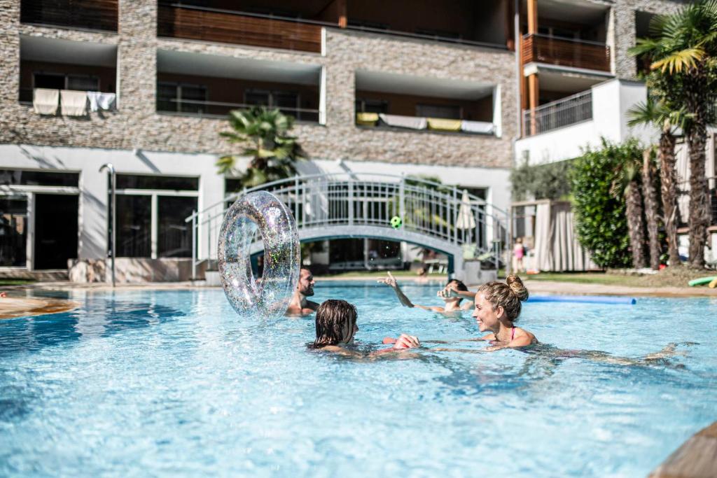 Bazén v ubytování Stroblhof Active Family Spa Resort nebo v jeho okolí
