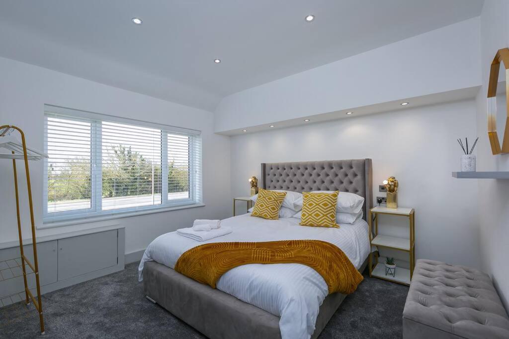 Postel nebo postele na pokoji v ubytování 4 Bed House Holiday Home With Hot Tub Near Skegness & Ingoldmells
