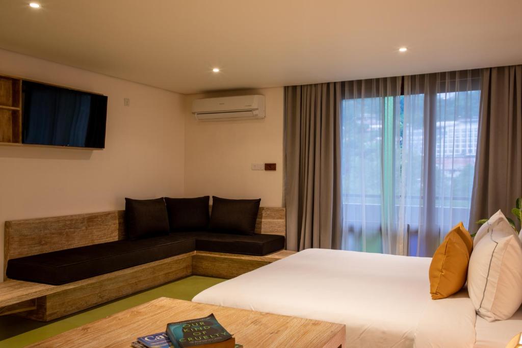 Postel nebo postele na pokoji v ubytování Lake Avenue Hotel Kandy