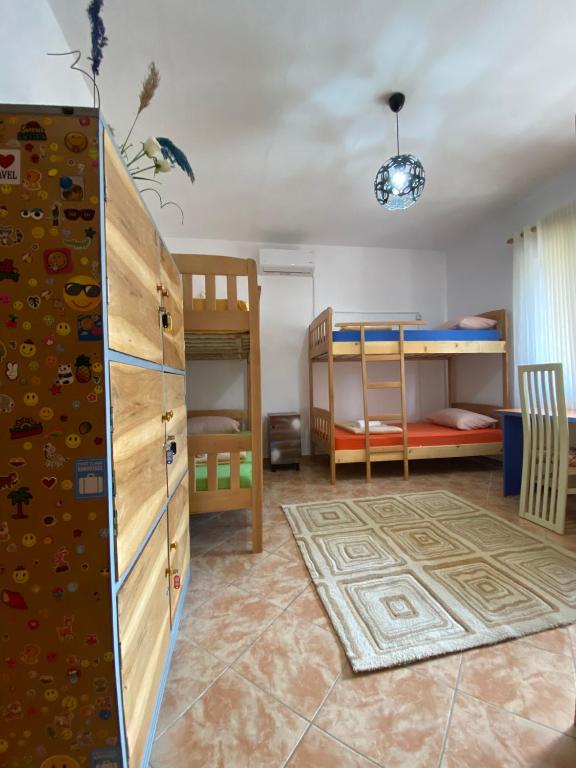 Cama o camas de una habitación en The Hood - Shkodra Backpackers Hostel