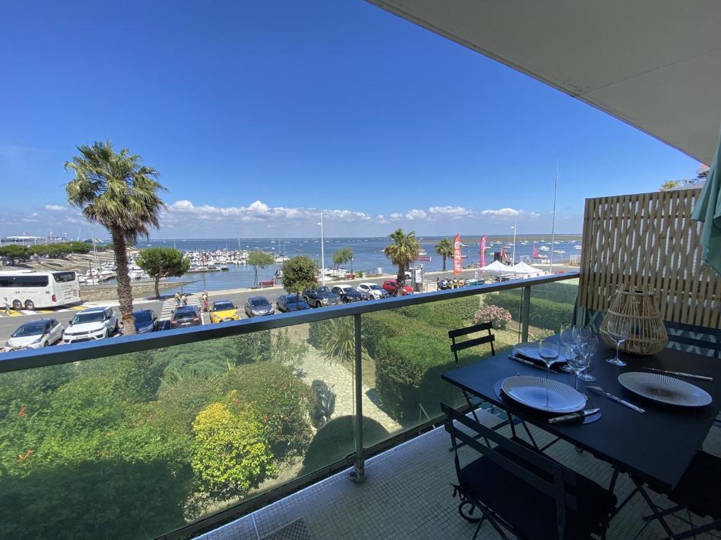 d'un balcon avec une table et une vue sur le port. dans l'établissement T3 avec terrasse, parking et wifi à Arcachon - FR-1-374-163, à Arcachon