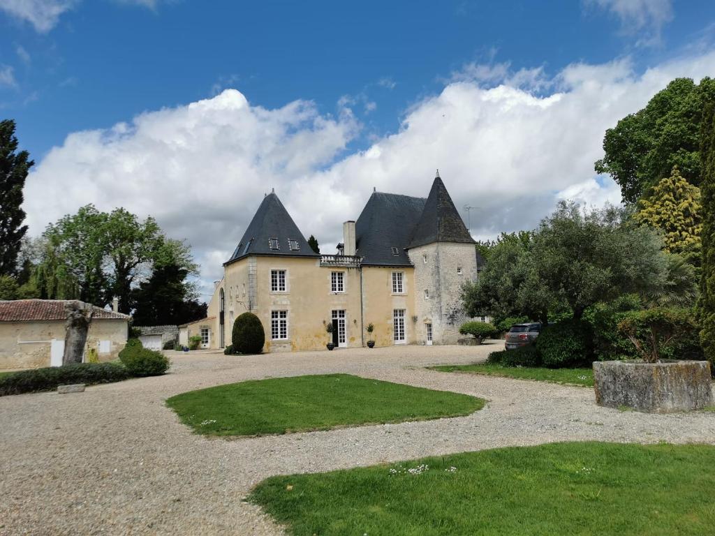 an estate with a large building with a driveway at Château de La Vallade in Saint-Porchaire