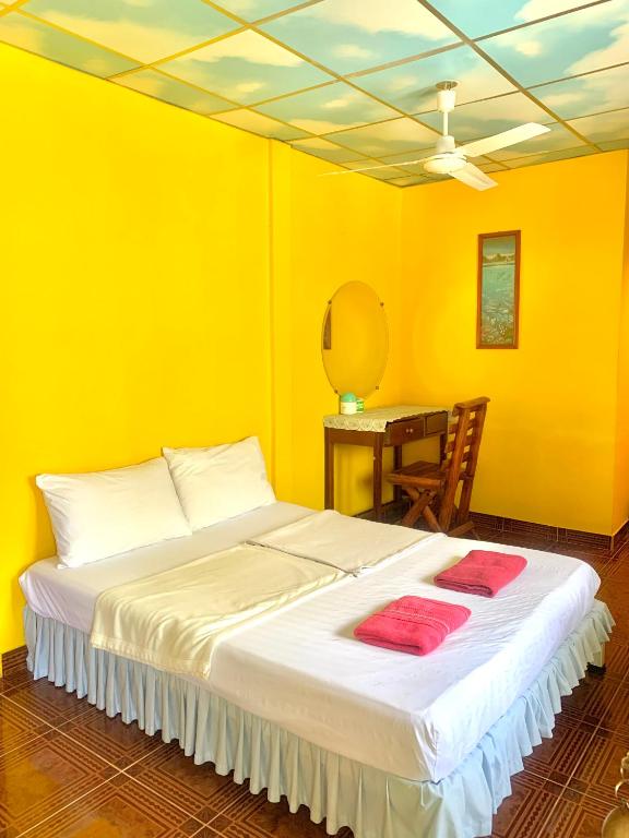 Postel nebo postele na pokoji v ubytování Koh Tao Tropicana Resort