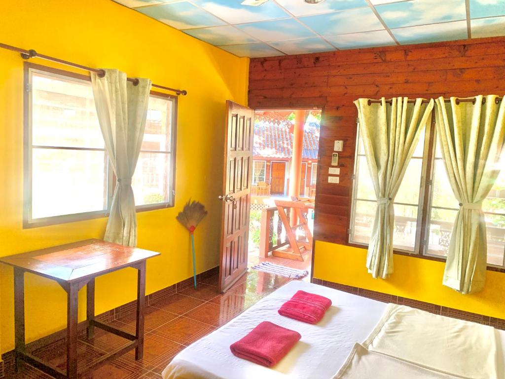 Postel nebo postele na pokoji v ubytování Koh Tao Tropicana Resort