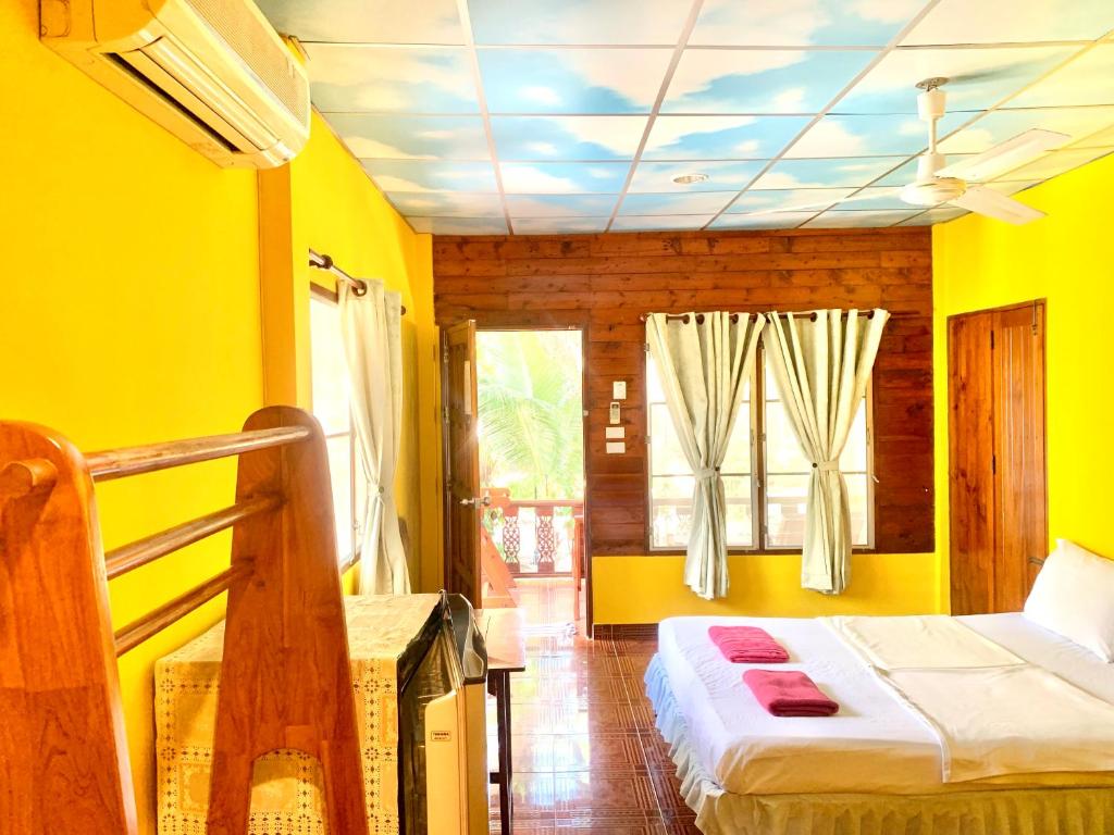 Postel nebo postele na pokoji v ubytování Koh Tao Tropicana Resort