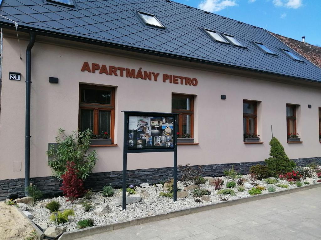 un edificio con un cartello di fronte di APARTMÁNY PIETRO a Oravský Podzámok