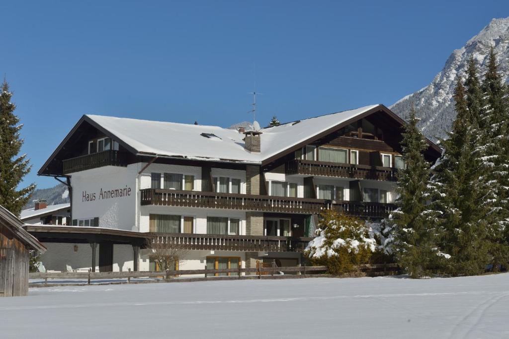 ein großes Gebäude mit einem schneebedeckten Dach in der Unterkunft Ferienappartements Annemarie in Oberstdorf