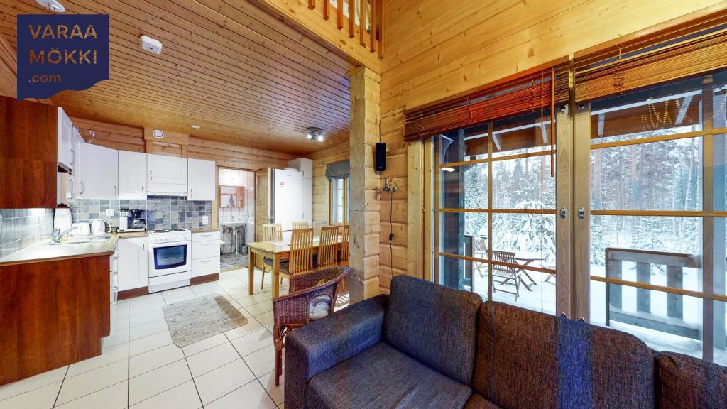 uma sala de estar com um sofá e uma cozinha em Himos Huili 2 em Jämsä