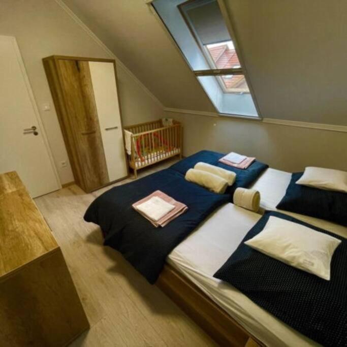 Postel nebo postele na pokoji v ubytování LILIBORI apartman