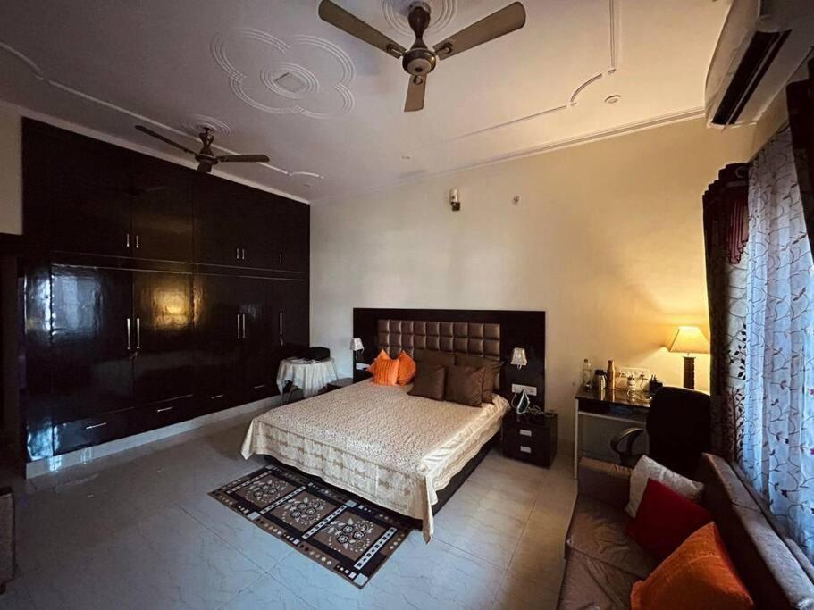 Postel nebo postele na pokoji v ubytování Bisht Niwas Homestay