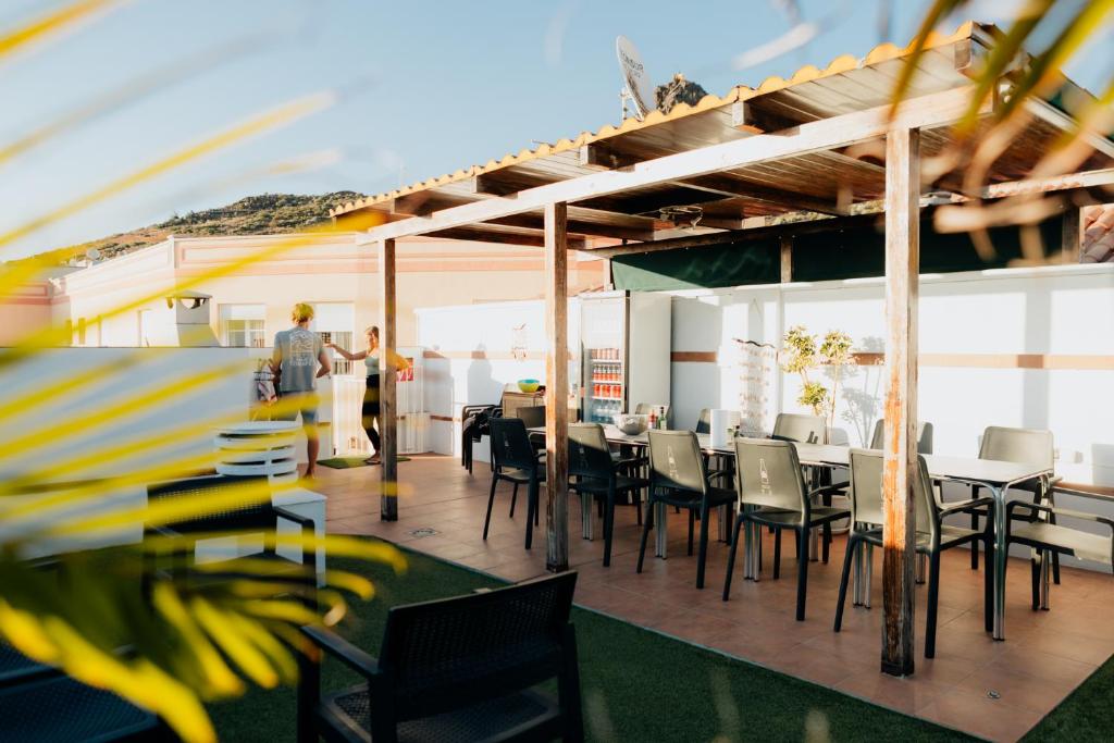 ein Restaurant mit Tischen und Stühlen auf einer Terrasse in der Unterkunft Endless Summer Vibes in Adeje
