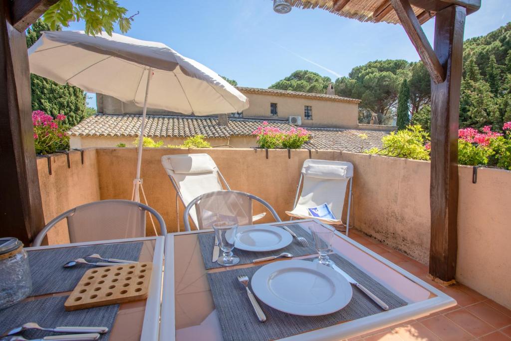 Patio lub wspólna przestrzeń na świeżym powietrzu w obiekcie Studio Le Val de Pons Ramatuelle
