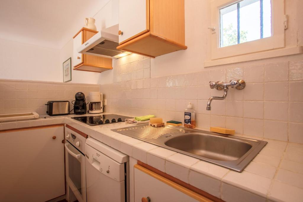 Kuchnia lub aneks kuchenny w obiekcie Studio Le Val de Pons Ramatuelle