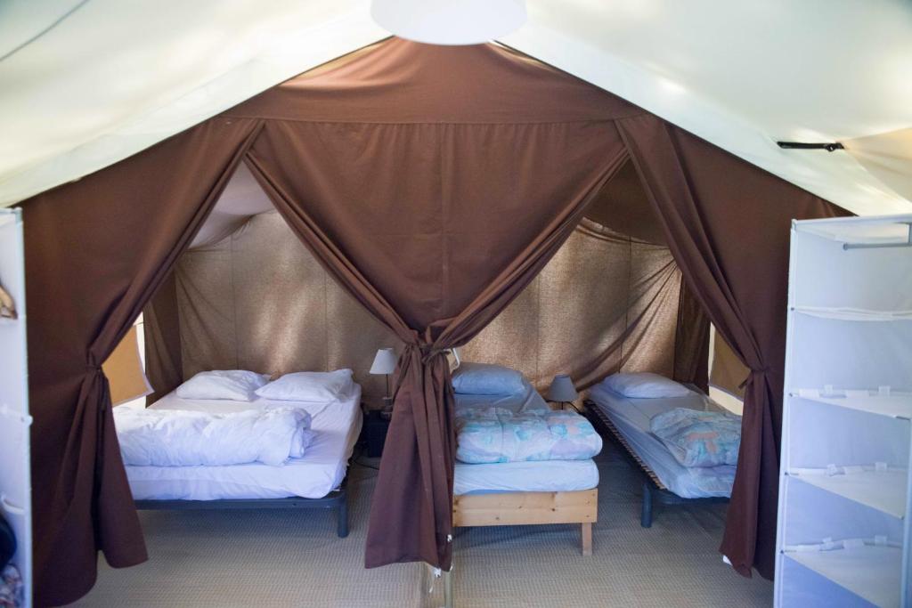 Postel nebo postele na pokoji v ubytování Camping la Grangeonne