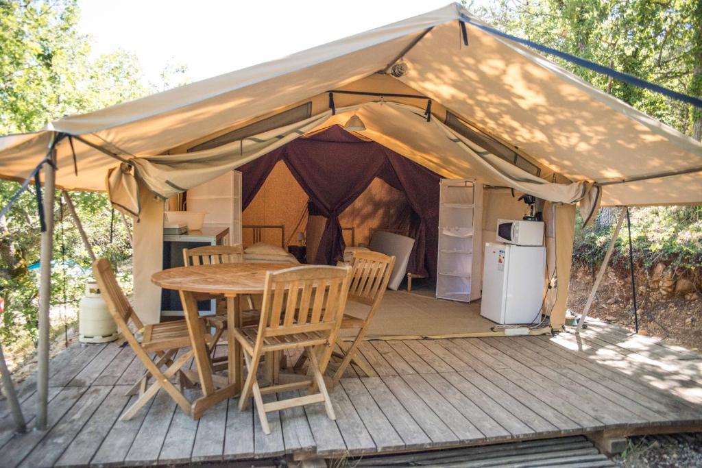 Kuchyň nebo kuchyňský kout v ubytování Camping la Grangeonne