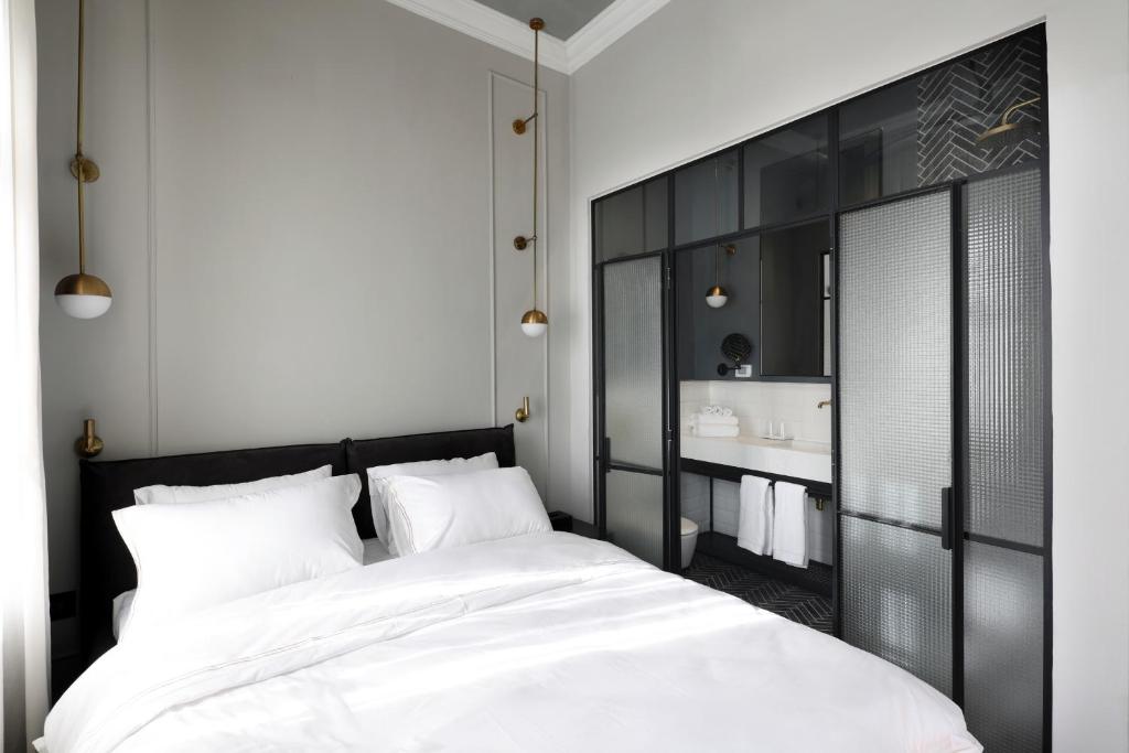 Postel nebo postele na pokoji v ubytování Allegro Neve Tzedek Boutique Suites - By HOMY