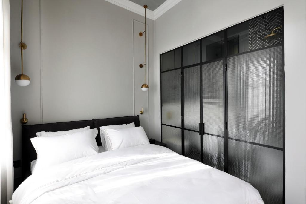 Postel nebo postele na pokoji v ubytování Allegro Neve Tzedek Boutique Suites - By HOMY