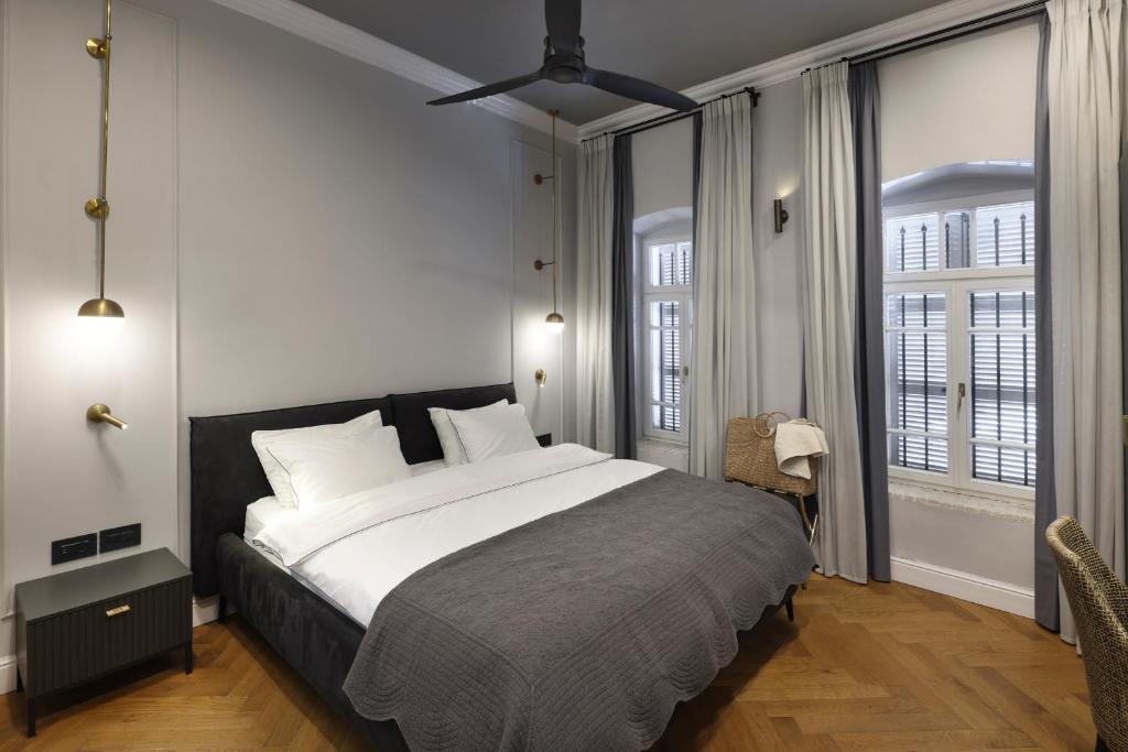 Postel nebo postele na pokoji v ubytování Allegro Neve Tzedek Boutique Suites - By HOMY