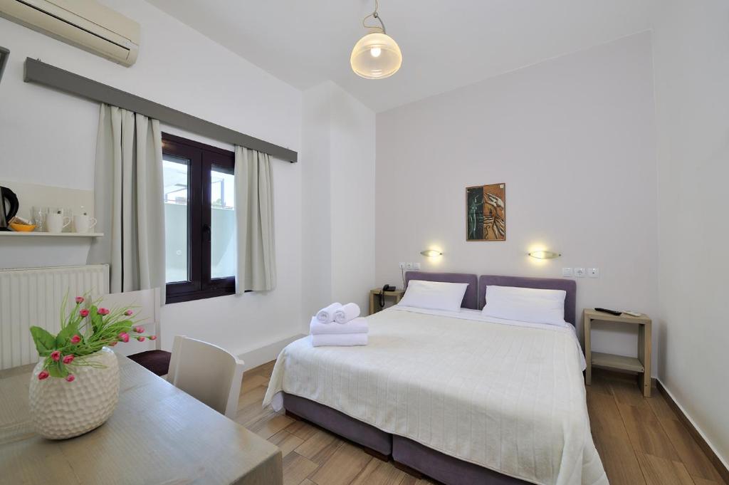 Posteľ alebo postele v izbe v ubytovaní Dryades & Orion Hotel
