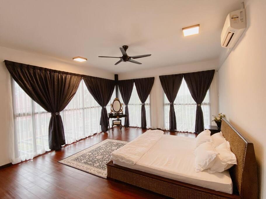 Schlafzimmer mit einem Bett und einem Deckenventilator in der Unterkunft B03 Create SweetExperience In Larkin in Johor Bahru