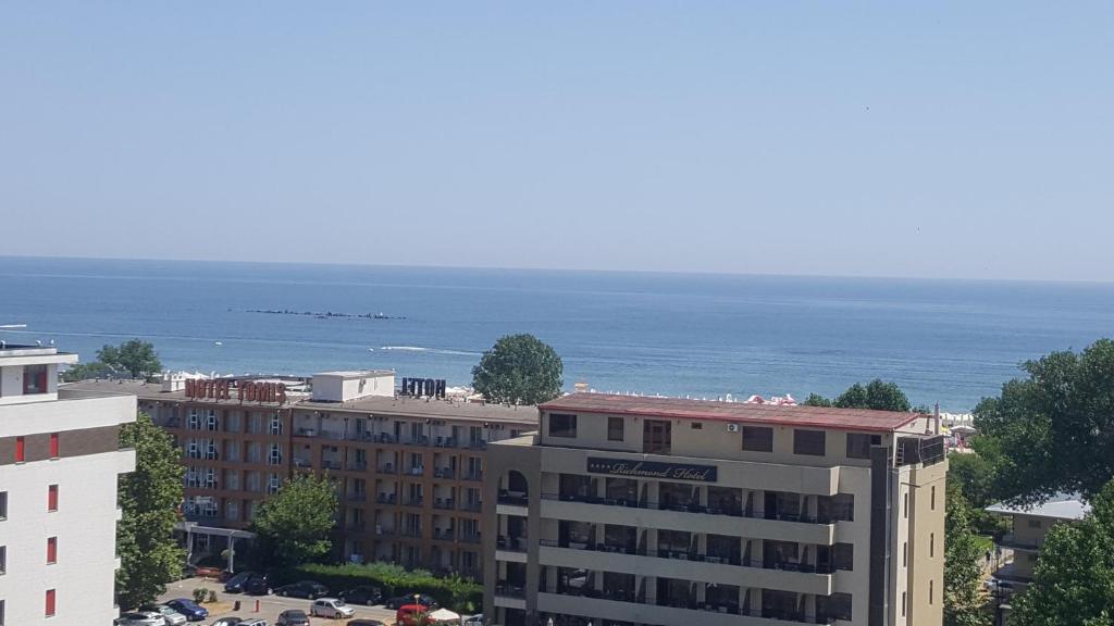 een luchtzicht op een gebouw en de oceaan bij Solid Mamaia 387 E6 in Mamaia