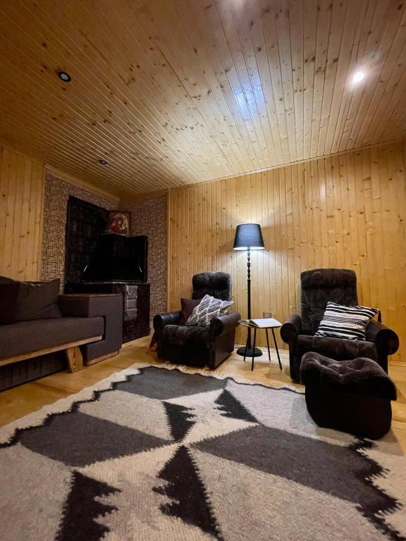 Posezení v ubytování Sheshory Chalet