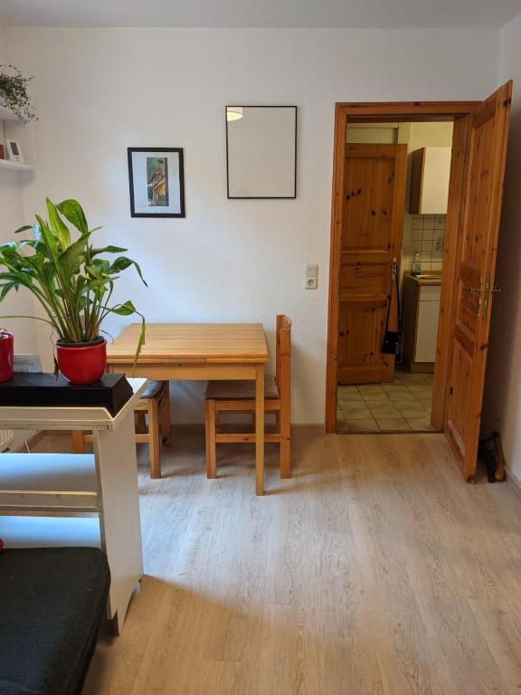 uma sala de jantar com uma mesa de madeira e uma porta de madeira em Apartments in Schwabacher Innenstadt em Schwabach