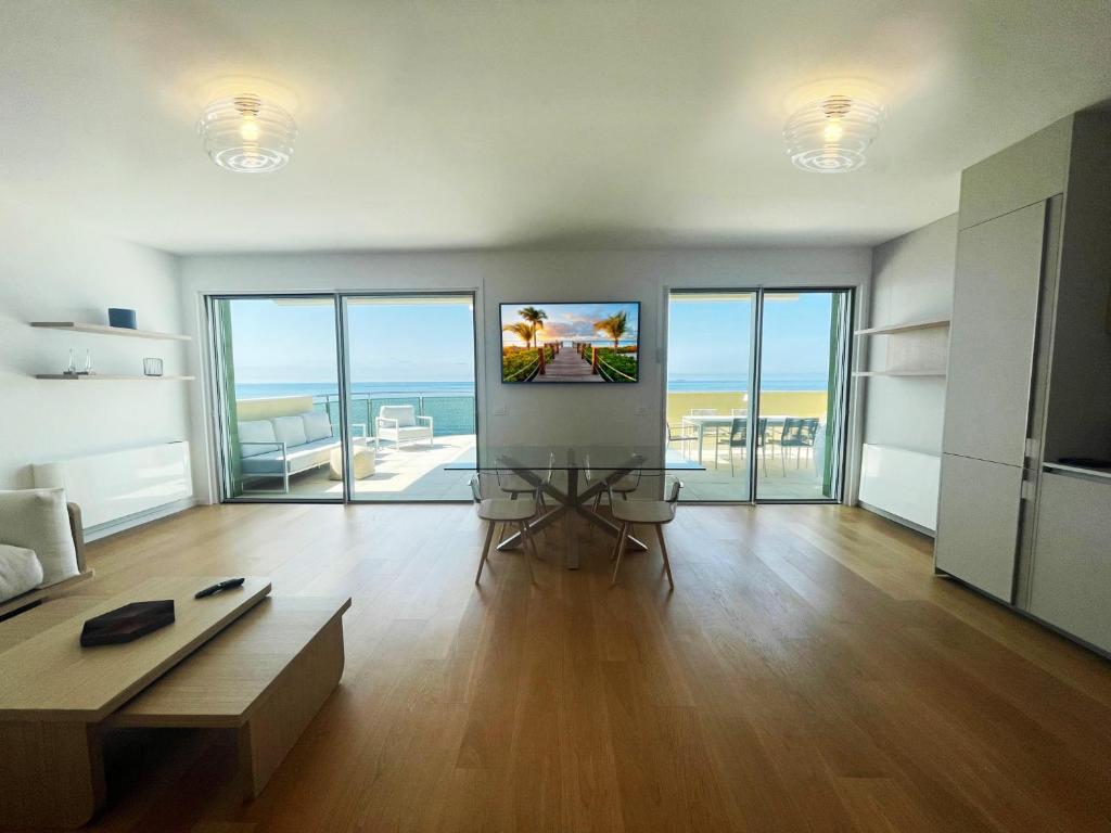 A television and/or entertainment centre at Gli Scogli Luxury Residence Hotel
