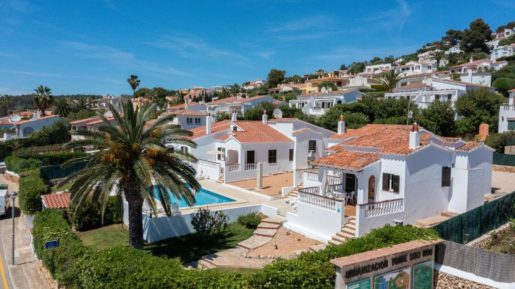 Basen w obiekcie Villas 84 Est & Oest, Son Bou By MENORCARENTALS lub w pobliżu