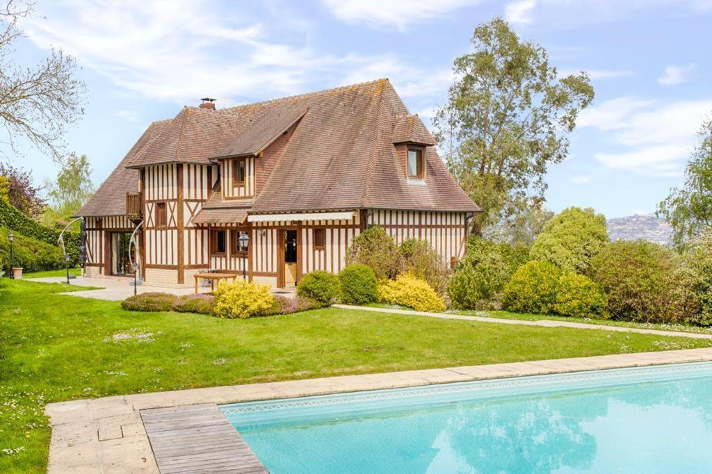 une maison avec une piscine devant dans l'établissement Home Suite Home avec Piscine centre Deauville 5BR/10P, à Deauville