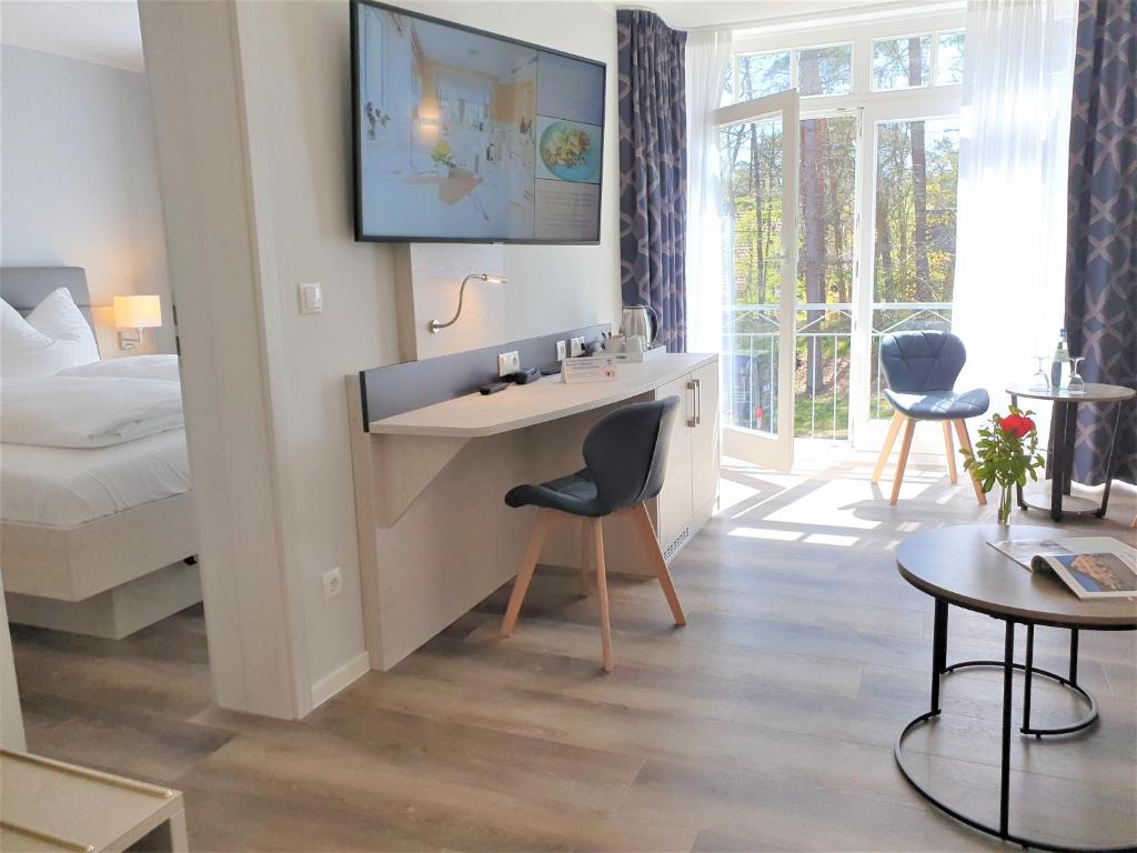 TV a/nebo společenská místnost v ubytování R&R Hotel Strandallee