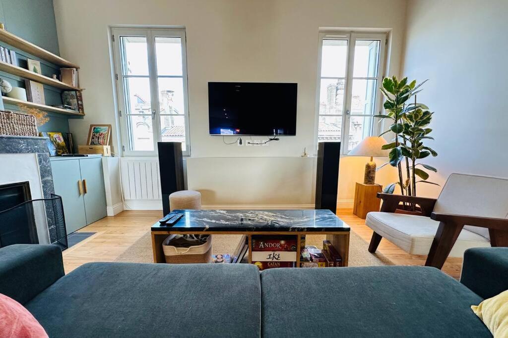 a living room with a couch and a coffee table at Panorama des Chartrons in Bordeaux