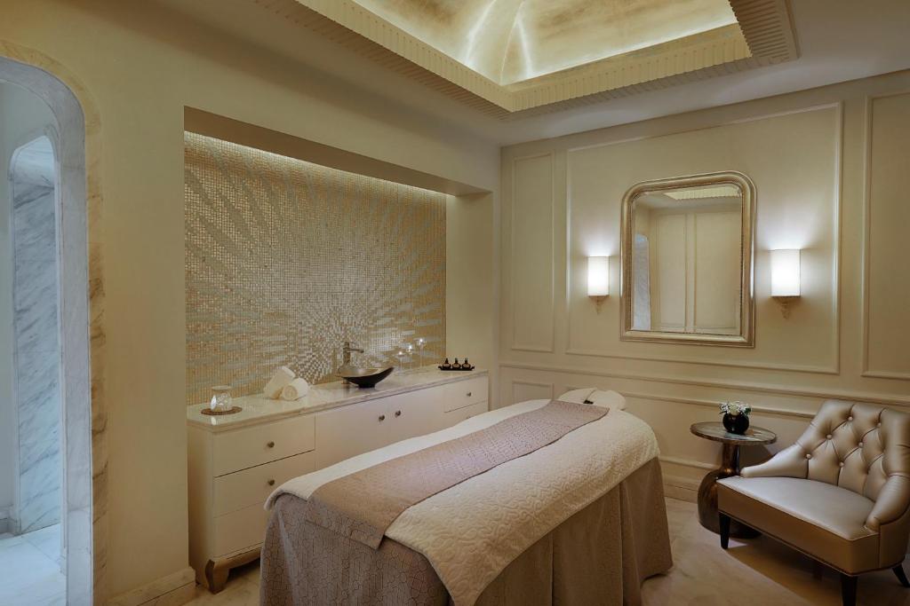 Postel nebo postele na pokoji v ubytování The St. Regis Abu Dhabi