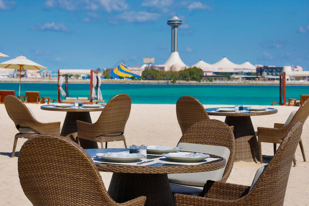 Bazén v ubytování The St. Regis Abu Dhabi nebo v jeho okolí