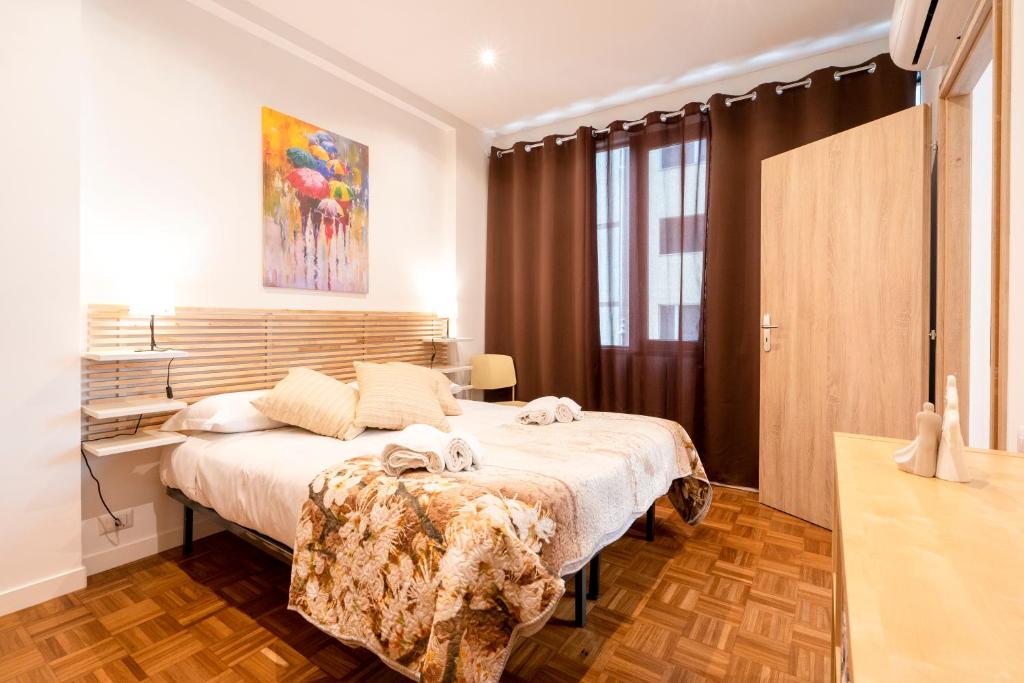 Cama ou camas em um quarto em Casa dei Fiori Colorful Apt near the station