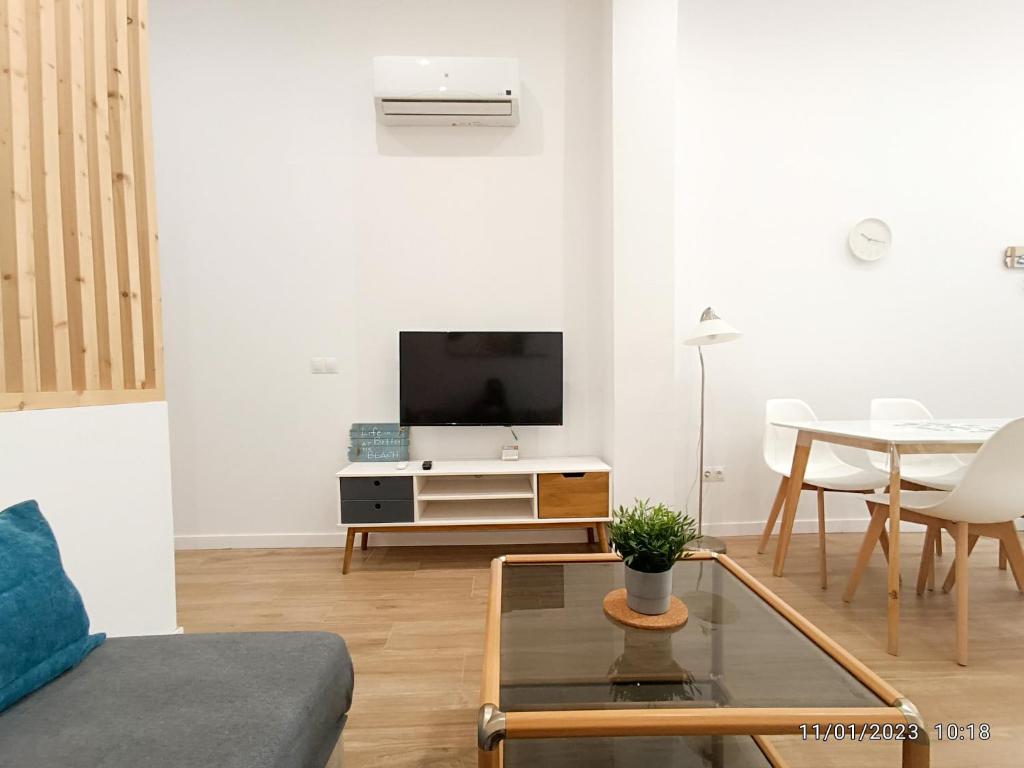 Telewizja i/lub zestaw kina domowego w obiekcie Deluxe Valery 22 - Alojamientos La Torre