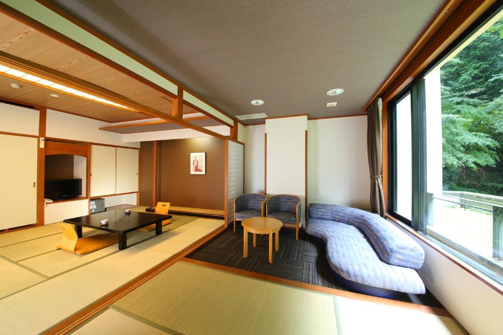 Posezení v ubytování Ooedo Onsen Monogatari Premium Ikaho
