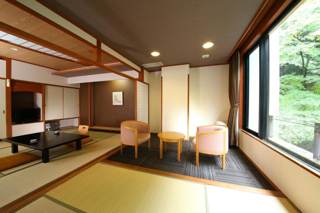 Posezení v ubytování Ooedo Onsen Monogatari Premium Ikaho