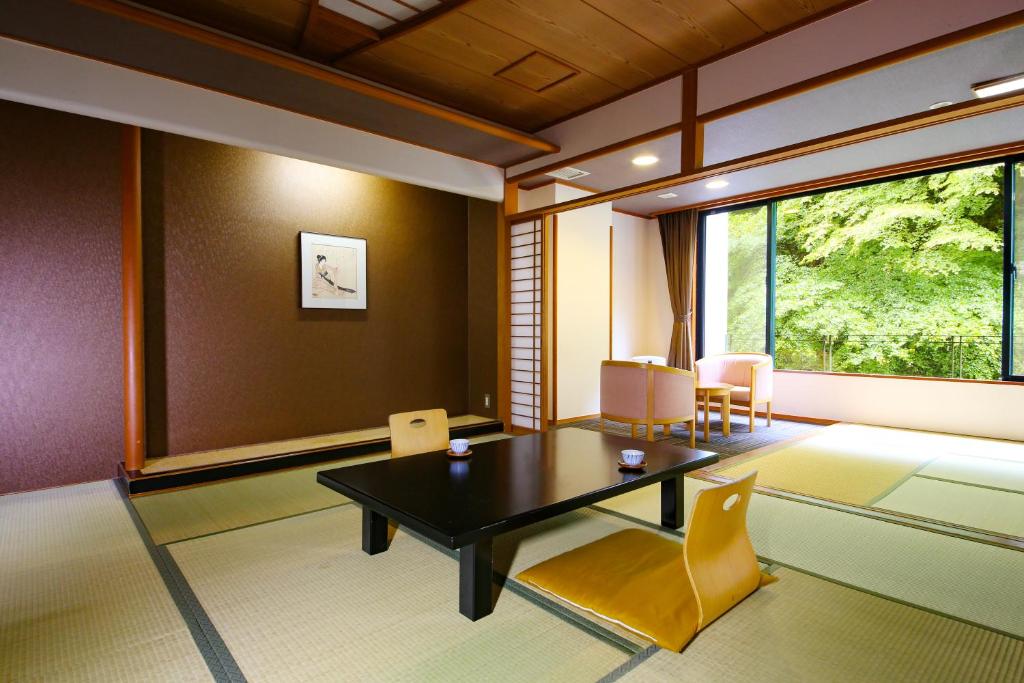 Posezení v ubytování Ooedo Onsen Monogatari Premium Ikaho