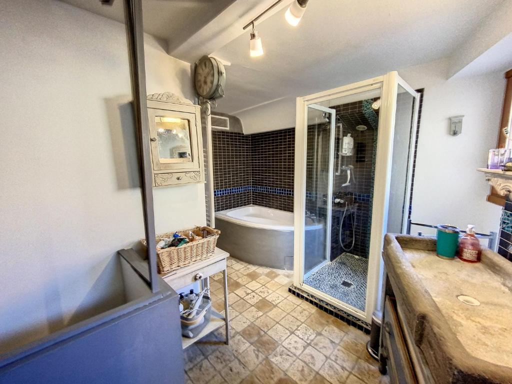 Fotografia z galérie ubytovania Magnifique appartement vue mer et parking privé ! v destinácii Grasse