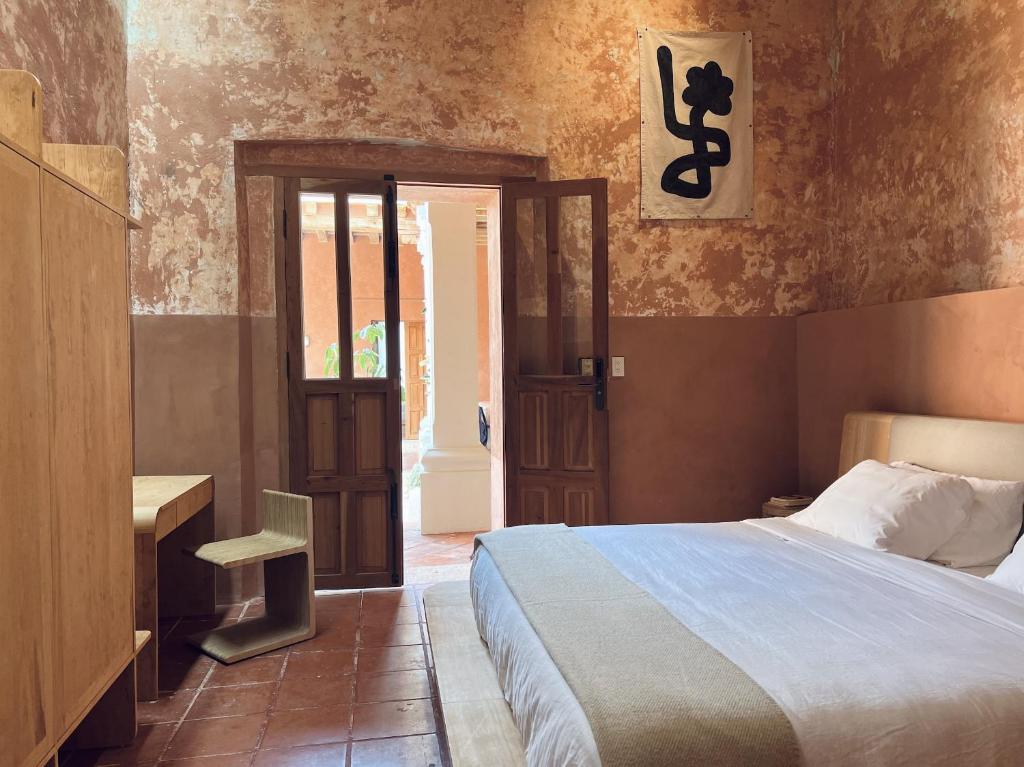 een slaapkamer met een bed en een open deur bij Jr-Kiyo Estudios in Oaxaca City